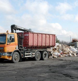 Ciężarówka do przewozu makulatury